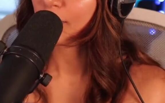 Denims Onlyfans Showing Off Her Big Tits On Live Stream